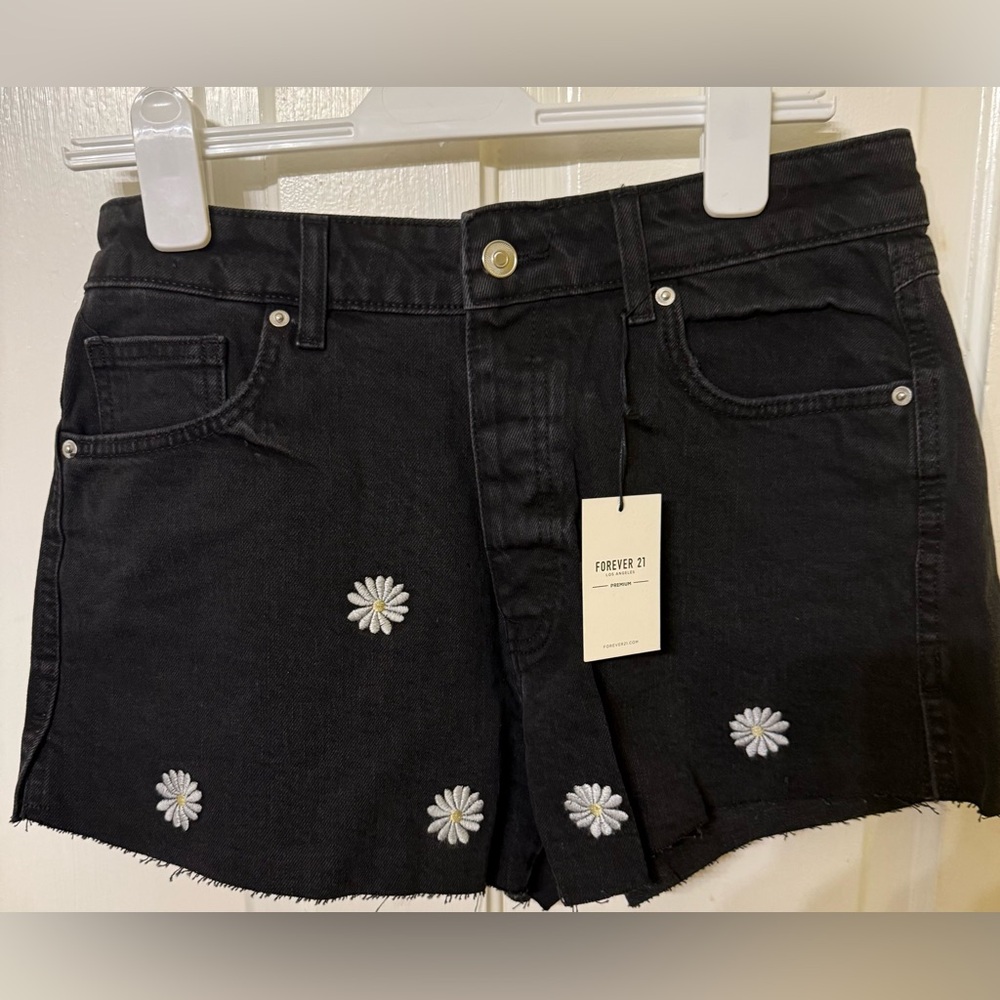 Forever 21 Embroidered Daisy Blk Cutoff Denim Shorts NWT